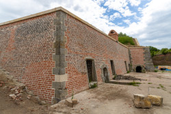 Cihelna v Lotyšsku vyrábí pro společnost Klinker Centrum tradiční fortifikační cihly dodnes. Používají se například při obnově pevnosti Josefov