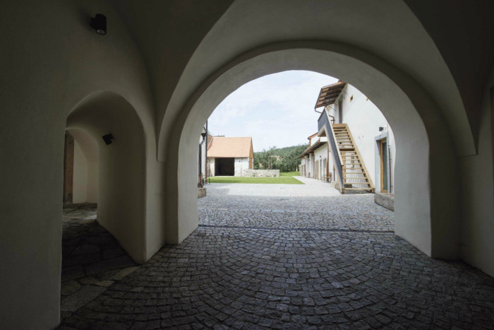 Úprava bývalé fary ve Chvalšinách na zařízení pro  pobyty osob s poruchami autistického spektra, průjezd, 4DS