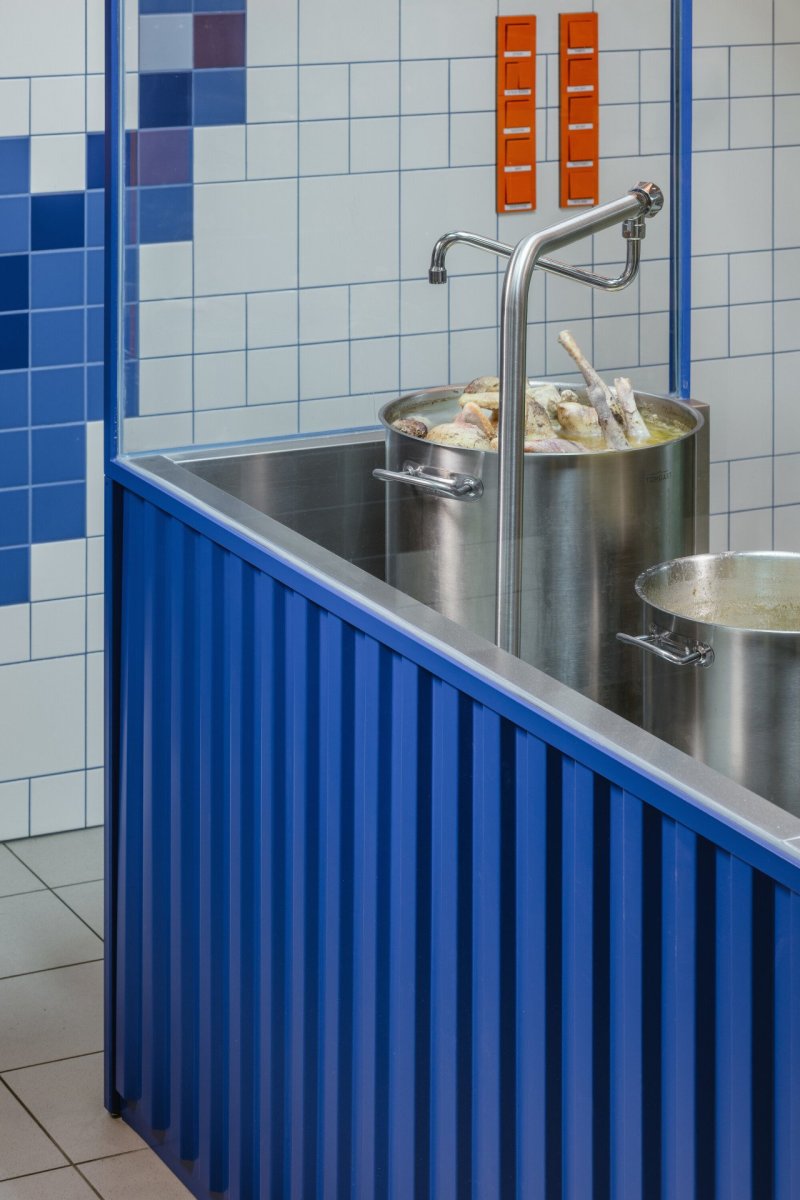 Detail pultu propojeného s otevřenou kuchyní (Bistro Ramencraft v Praze, SAO Architekti)