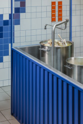 Detail pultu propojeného s otevřenou kuchyní (Bistro Ramencraft v Praze, SAO Architekti)