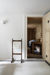 Vstup do sauny, která byla dříve prádelnou. (Apartmán v Laichterově domě, Other Projects Studio)