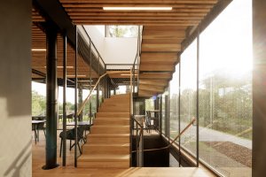 Ve Veselí nad Moravou vzniklo nové Bistro Dog in Dock podobající se lodi. Navrhlo ho architektonické studio Black n’Arch, postavené je z modulů.