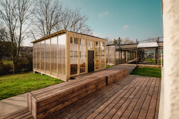 Venkovní učebny gymnázia GEVO na Jižním Městě od Ateliéru HRA (dříve h3t architekti)