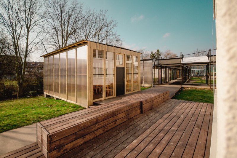 Venkovní učebny gymnázia GEVO na Jižním Městě od Ateliéru HRA (dříve h3t architekti)