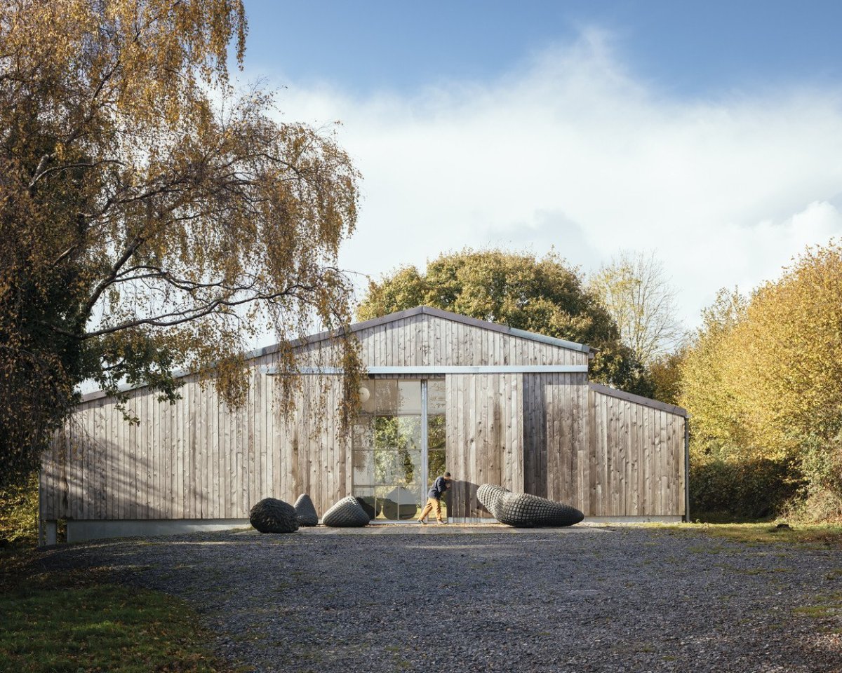 Stodola proměněná v sochařský ateliér od architekta Thomase Randall-Page