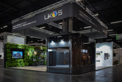 Produkt Oasis Likos připomíná Teslu, avšak v kancelářském interiérovém prostředí