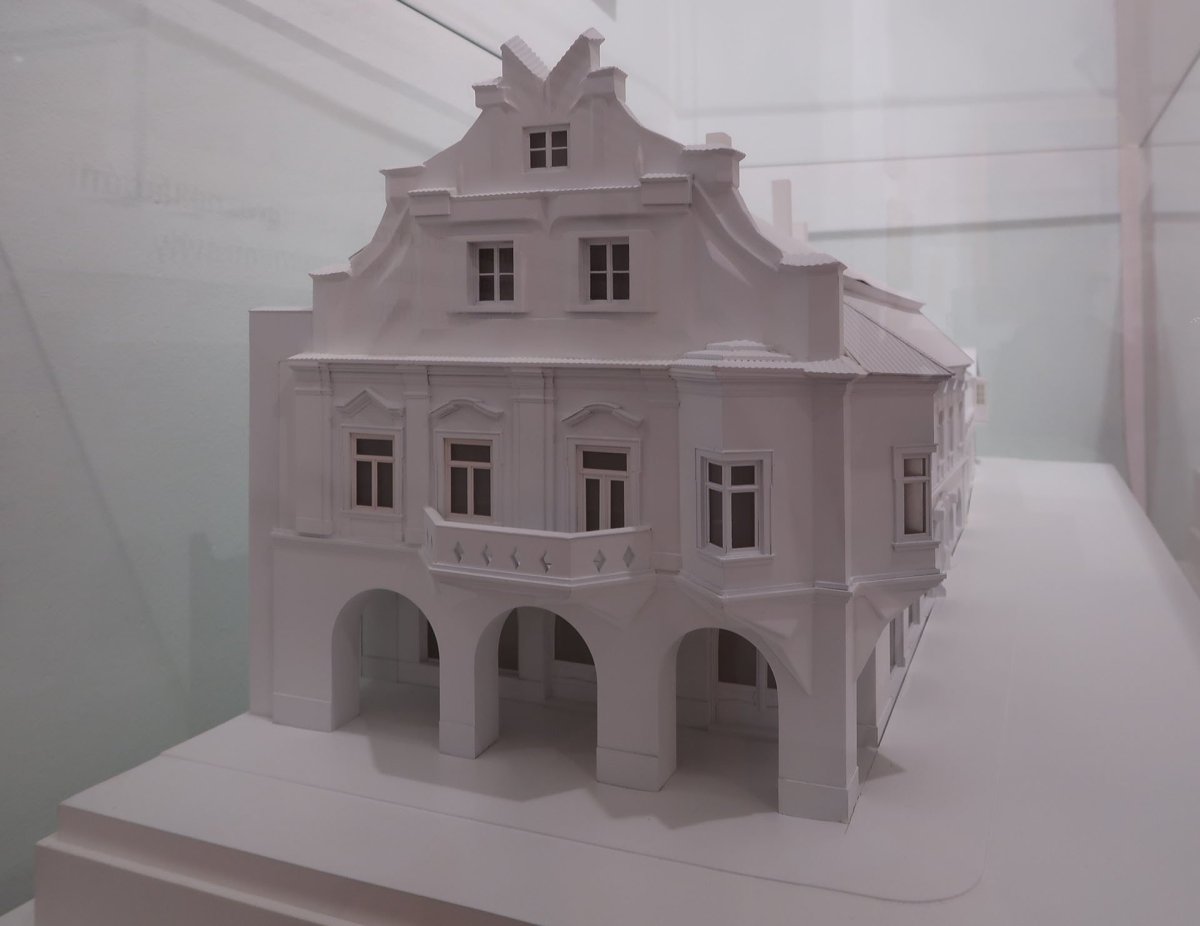 Novodobý model Fárova domu v Pelhřimově po kubistické přestavbě, která proběhla v letech 1913–1914 podle projektu Pavla Janáka. Z výstavy Boj o malé město v Havlíčkově Brodě