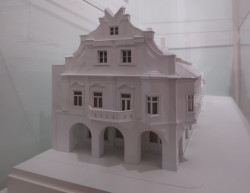 Novodobý model Fárova domu v Pelhřimově po kubistické přestavbě, která proběhla v letech 1913–1914 podle projektu Pavla Janáka. Z výstavy Boj o malé město v Havlíčkově Brodě