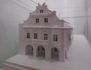 Novodobý model Fárova domu v Pelhřimově po kubistické přestavbě, která proběhla v letech 1913–1914 podle projektu Pavla Janáka. Z výstavy Boj o malé město v Havlíčkově Brodě