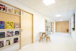 Střídmá paleta materiálů a barev podtrhuje přirozenou světlost prostoru. (ZŠ Jinotaj ve Zlíně)