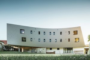 Architekti ze studia Nussmüller Architekten navrhli nové studentské koleje v rakouském Leobenu
