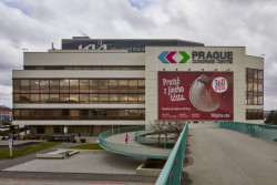 Veřejnost poněkud neforemné a předimenzované budově na exponovaném místě u Nuselského mostu na chuť nikdy nepřišla - i proto si vysloužila přezdívky jako Moby Dick nebo Lidojem (vzhledem k jejímu původnímu účelu). A velkého zastání se budově nedostalo ani u odborníků – na dobu konce 70. let totiž nejde o nijak originální architekturu...