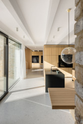 Rodinný dům v Záhorských sadech v Bratislavě, ARCHITEKTI mikulaj & mikulajova: Pohled do skleněného úseku, který obsahuje kuchyň s jídelnou