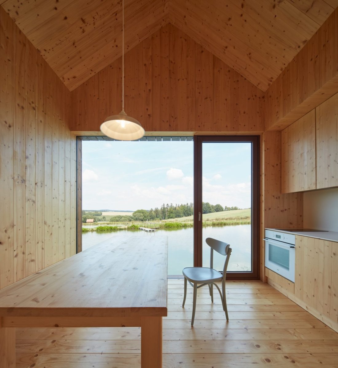 Ocenění Finalista získala chata u rybníka od studia Atelier 111 Architekti