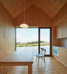 Ocenění Finalista získala chata u rybníka od studia Atelier 111 Architekti