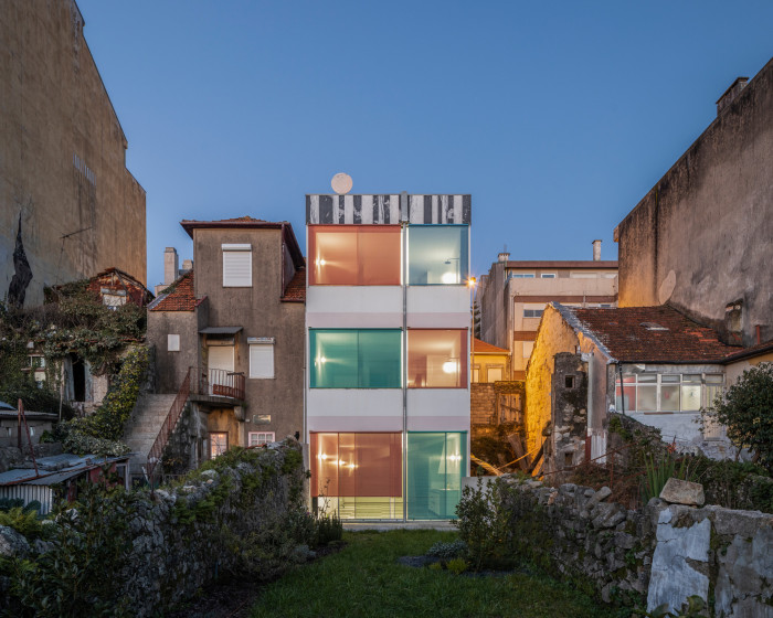 Studio Fala navrhlo v portugalském Portu netradiční rodinný dům
