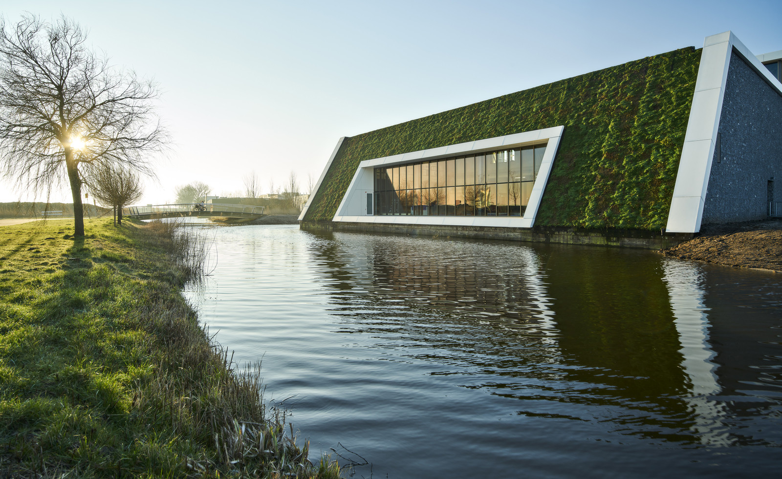 Sportovní hala ETB Sombroek ve městě Edam-Volendam v Nizozemsku od studia Kuiper Steur Architecten