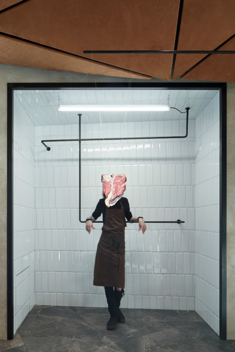 Steak Restaurant v prostorách bývalé STK autodílny, Komplits