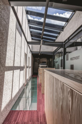 Střešní světlík a částečně skleněná podlaha distribuují denní světlo. (Administrativní budova Fortemix v Paskově od PROJEKTSTUDIO)