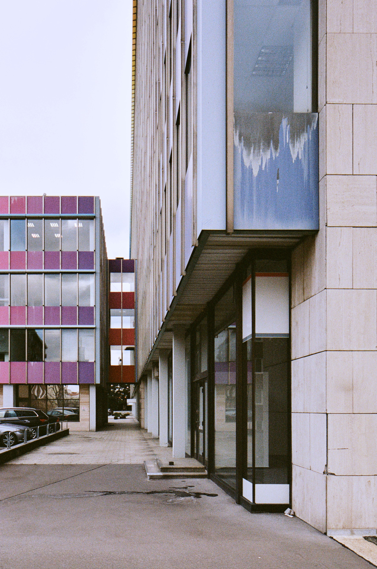 FEAL dodával taky podhledy, příčky a dveře do interiéru. Z Itálie byly přivezeny ale i stroje na italskou zmrzlinu…