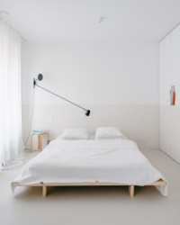 Jaromír Krobot navrhl interiér bytu, ve kterém dominují přiznané pálené cihly, beton a hrubé omítky