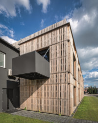 Palety dokážou plnit roli provětrávané fasády. (Administrativní budova Fortemix v Paskově od PROJEKTSTUDIO)