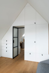 Podkroví (Bílý dům v Lysolajích, skvadra architekti)