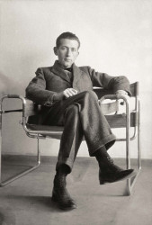 Marcel Breuer (1902-1981) na židli Wassily Chair.