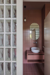 Pohled do soukromé koupelny. (Metropol Be One Apartments v Bratislavě od BEEF ARCHITEKTI)