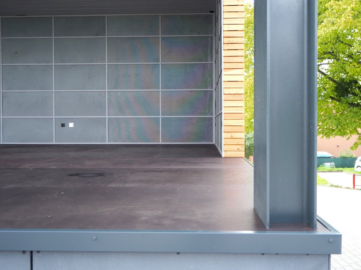 Architekti ze studia Liprojekt doplnili sportovní areál v obci Vidče o bufet s posezením a kryté pódium