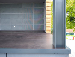 Architekti ze studia Liprojekt doplnili sportovní areál v obci Vidče o bufet s posezením a kryté pódium