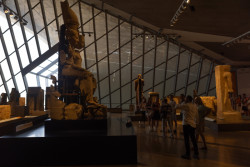 V muzeu se očekává 8 milionů návštěvníků ročně, mělo by tedy být zdrojem nemalých příjmů i národní hrdosti. „Velké egyptské muzeum není kopií Louvru ani Britského muzea. Je egyptskou odpovědí. Není to muzeum imperiální, ale autenticky egyptské,“ shrnul to pro BBC president Mezinárodní asociace egyptologů Tarek Tawfik.