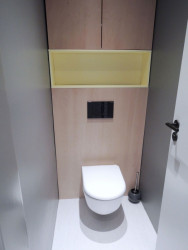 Na toaletě je použitý stejný obkladový panel, jako ve zbytku bytu. Studio ČTYŘI STĚNY, Rekonstrukce bytu v Krči - foto