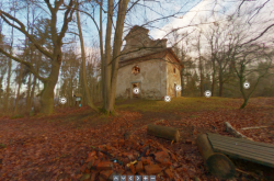 Screenshot obrazovky virtuální prohlídky interiéru kaple a jejího blízkého okolí. Odkaz na virtuální prohlídku naleznete zde: http://www.bimin.cz/kaple-pelhrimov/