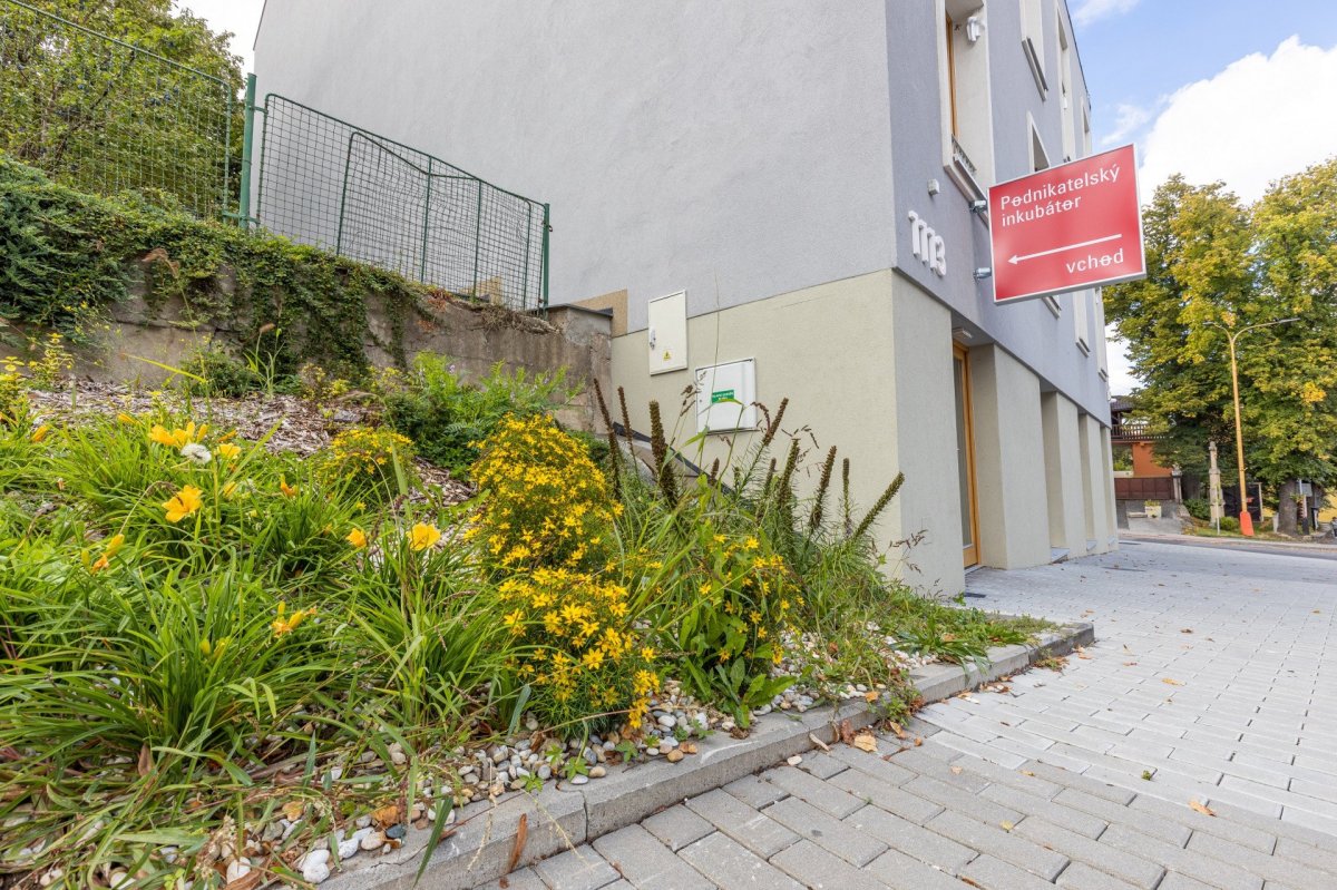 Podnikatelský inkubátor Dům na rohu ve Valašských Kloboukách od studia Jan Hanousek Architekti