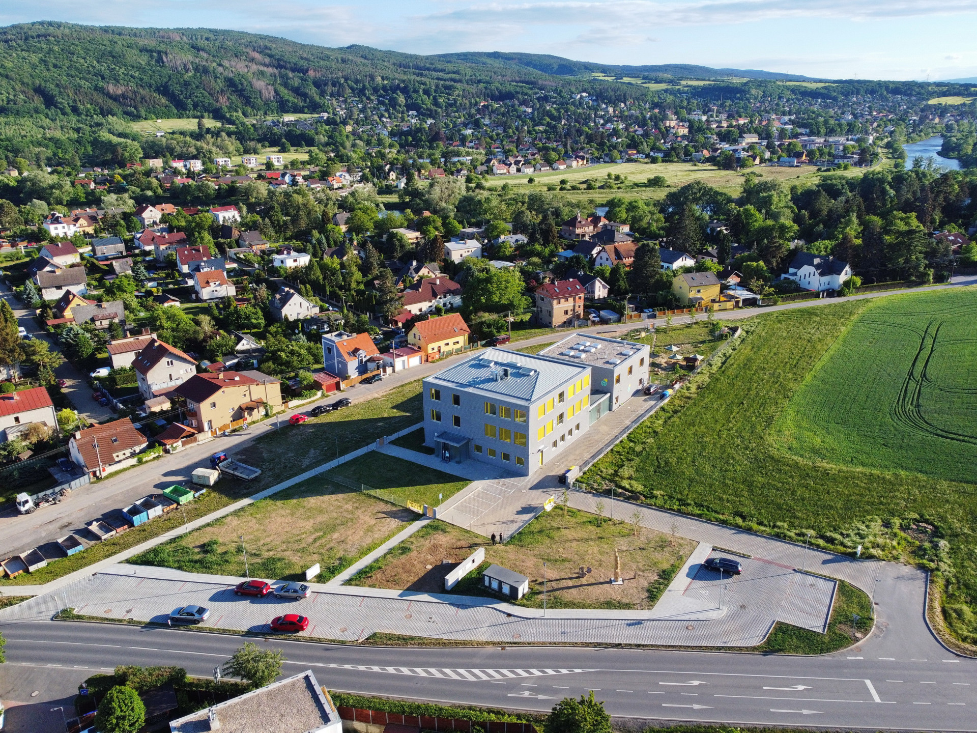 Škola a školka v Letech, Architekt Ondřej Tuček: Budova se nyní nachází na okraji obce Lety, v budoucnosti školu a školku obklopí nová zástavba.