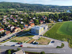 Škola a školka v Letech, Architekt Ondřej Tuček: Budova se nyní nachází na okraji obce Lety, v budoucnosti školu a školku obklopí nová zástavba.