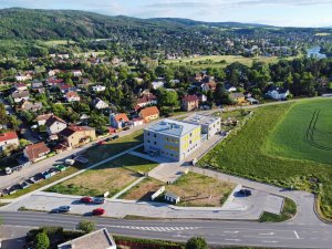 Škola a školka v Letech, Architekt Ondřej Tuček: Budova se nyní nachází na okraji obce Lety, v budoucnosti školu a školku obklopí nová zástavba.