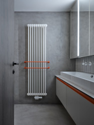 Pohled do koupelny (Podkrovní byt na Arbesově náměstí od Formafatal)