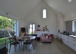 Pohled do obývacího pokoje (Rodinný dům v Mníšku pod Brdy, 3+1 architekt)