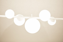 Prostory osvětlují výrazná svítidla, podsvícen je i samotný nábytek