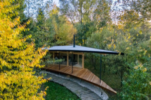 Tvarové vyznění návrhu vychází z původní cestičky a křivek na pozemku. 