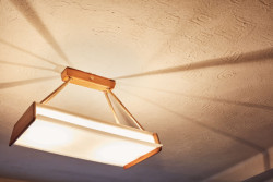 Stropy na sobě mají plastické malby, tvořil je Karel Hubáček, barvy nanášel přímo prsty.