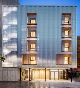 Dočasný bytový dům v Barceloně, Straddle3 + Eulia Arkitektura + Yaiza Terré