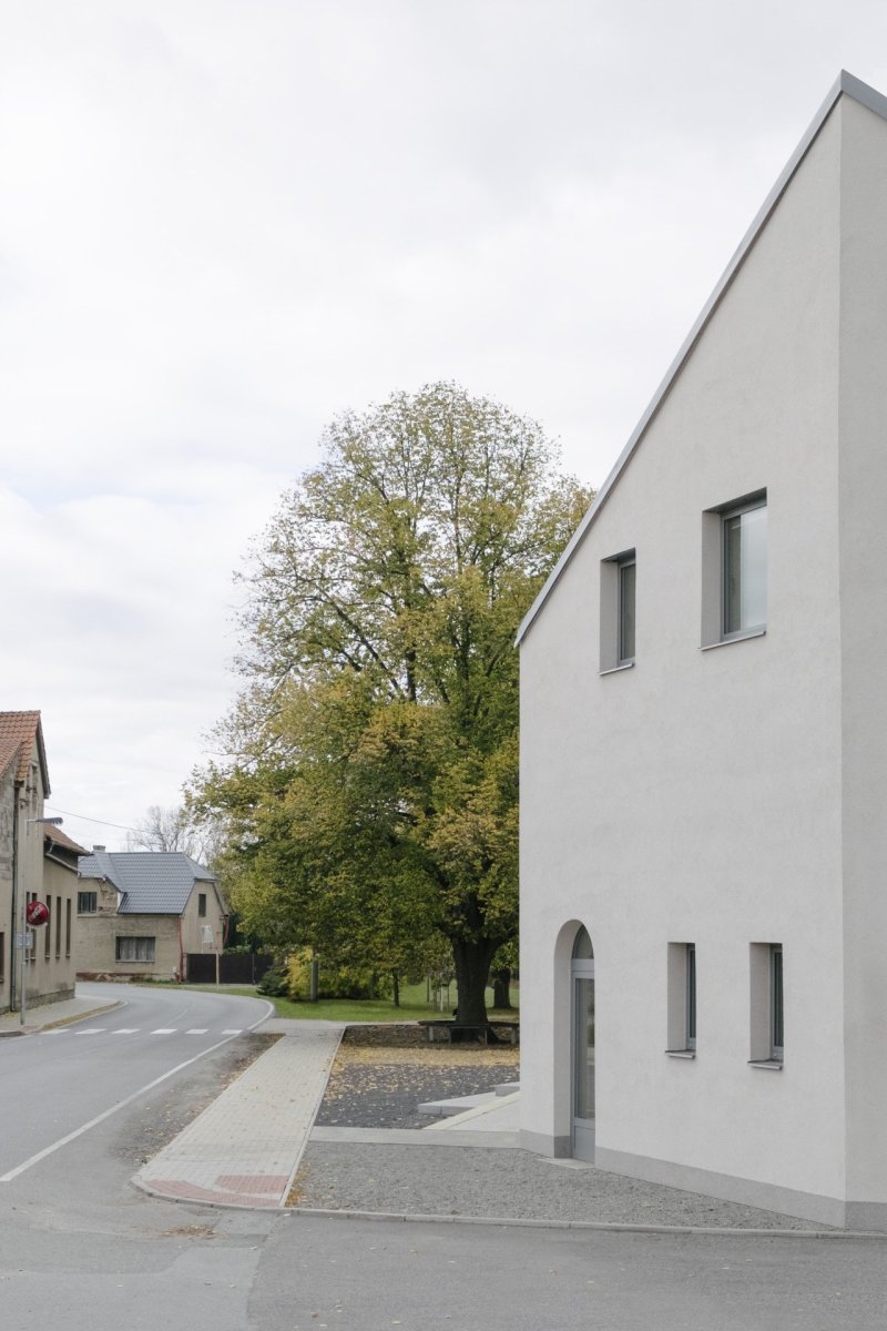 Odchylkou je akorát nově „useknutý“ roh. Ten stavbě dodává ozvláštnění, zároveň zpřehledňuje dopravní situaci a taky je v něm umístěný vstup do bistra. - Obecní dům v Dřísech, BY architects