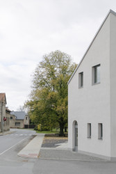 Odchylkou je akorát nově „useknutý“ roh. Ten stavbě dodává ozvláštnění, zároveň zpřehledňuje dopravní situaci a taky je v něm umístěný vstup do bistra. - Obecní dům v Dřísech, BY architects