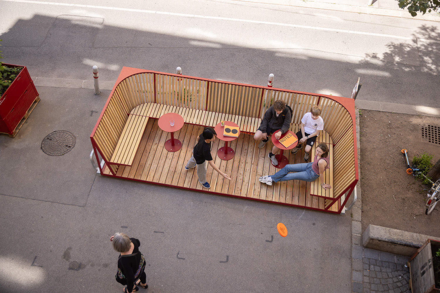 Platform od mmcité je parklet, tedy inovativní mobilliář, který se hodí na zpevněné povrchy ve městě.
