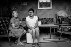 Na místě Pavel Nasadil také fotil - spíše lidi než archtiekturu (dům pro seniory v Kateřinicích, knesl kynčl architekti)