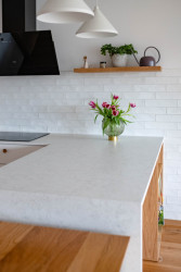 Foodblogerka Kateřina Jašková a architekt Jiří Jašek navrhli útulnou, moderní a zároveň praktickou kuchyň pro svůj byt