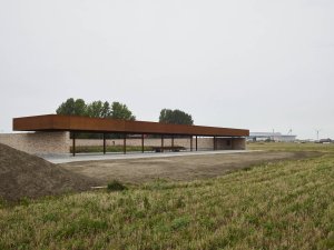 Na jihu Švédska ve městě Lund stojí komunitní zahrada Hage. Ačkoliv je to zatím spíš prázdný prostor, i ona se dostala mezi finalisty evropské ceny. Od roku 2021 funguje jako veřejné prostranství a brzy kolem ní vyroste nová obytná čtvrť. 
